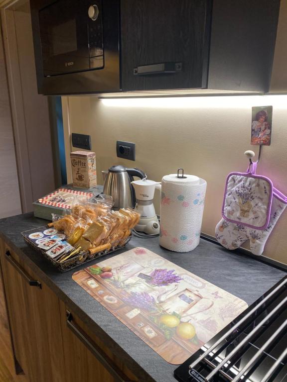 a kitchen counter with some food on a counter top at Ranch Enbrucà in Boves