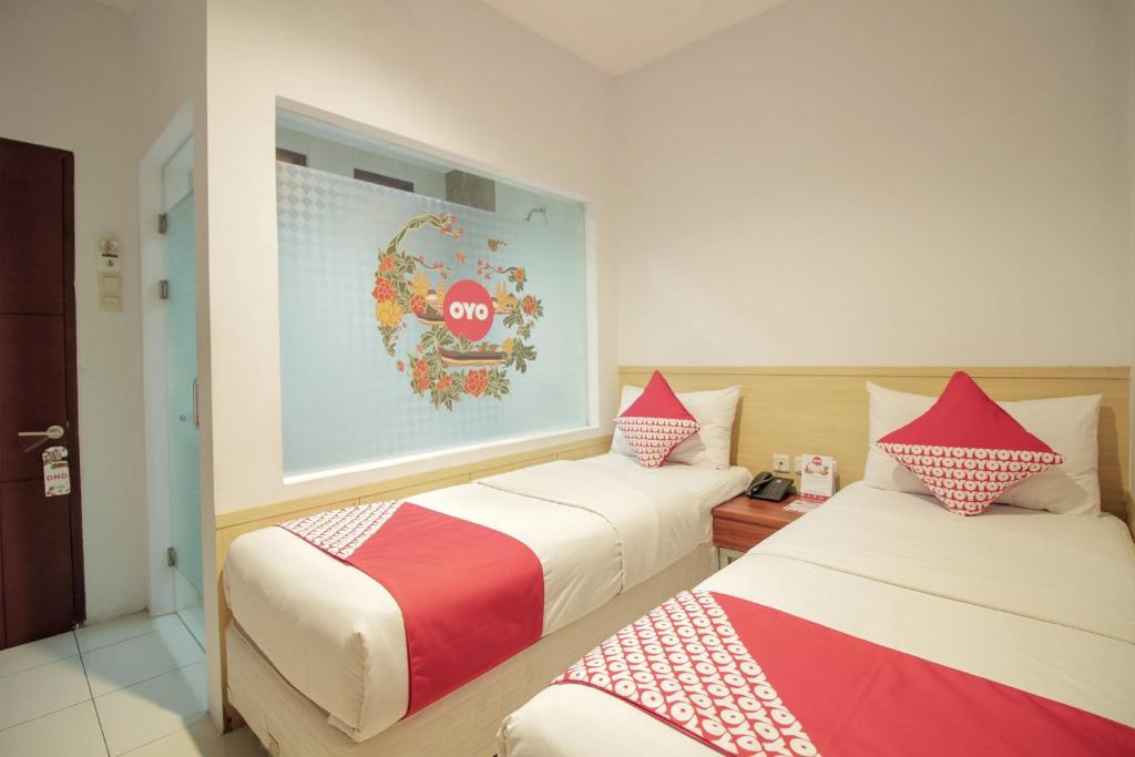 Postel nebo postele na pokoji v ubytování Collection O 295 Grha Ciumbuleuit Guest House