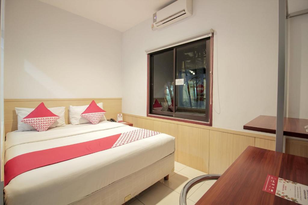 Postel nebo postele na pokoji v ubytování Collection O 295 Grha Ciumbuleuit Guest House