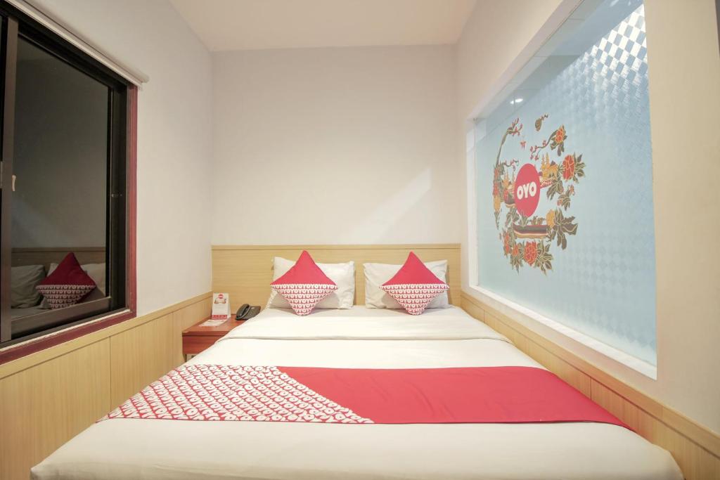 Postel nebo postele na pokoji v ubytování Collection O 295 Grha Ciumbuleuit Guest House