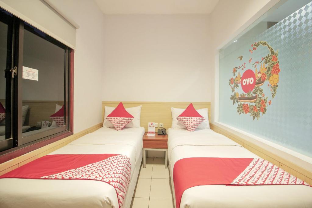 Postel nebo postele na pokoji v ubytování Collection O 295 Grha Ciumbuleuit Guest House