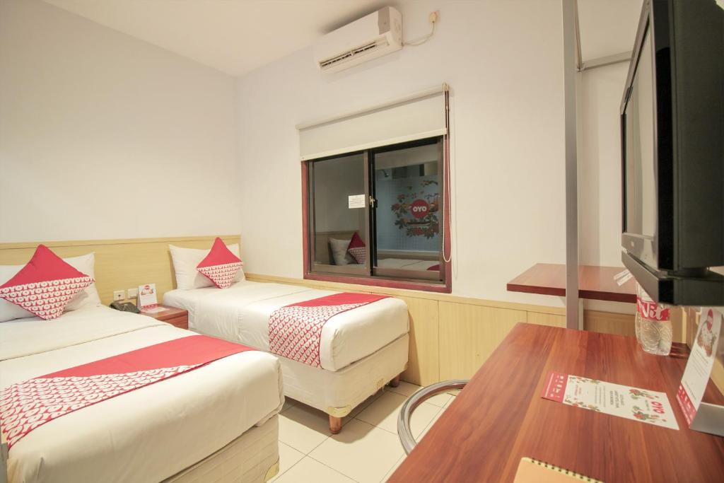 Postel nebo postele na pokoji v ubytování Collection O 295 Grha Ciumbuleuit Guest House