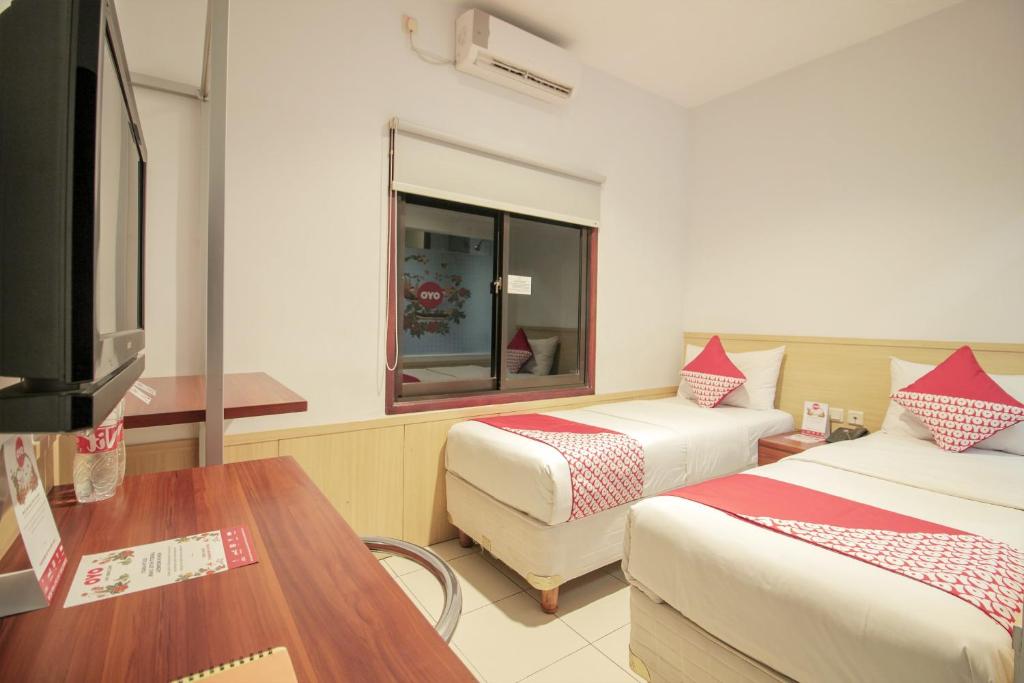 Postel nebo postele na pokoji v ubytování Collection O 295 Grha Ciumbuleuit Guest House