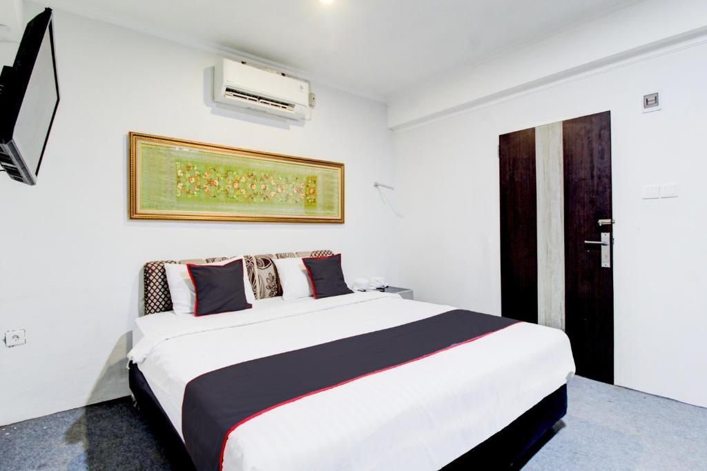 Postel nebo postele na pokoji v ubytování Hotel O Jalan Jenderal Sudirman Near Imam Bonjol Square