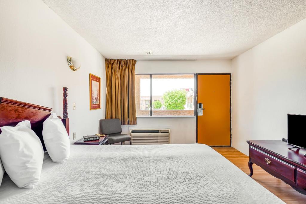 Postel nebo postele na pokoji v ubytování OYO Hotel Groesbeck