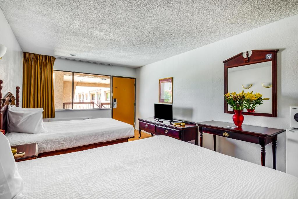 Postel nebo postele na pokoji v ubytování OYO Hotel Groesbeck