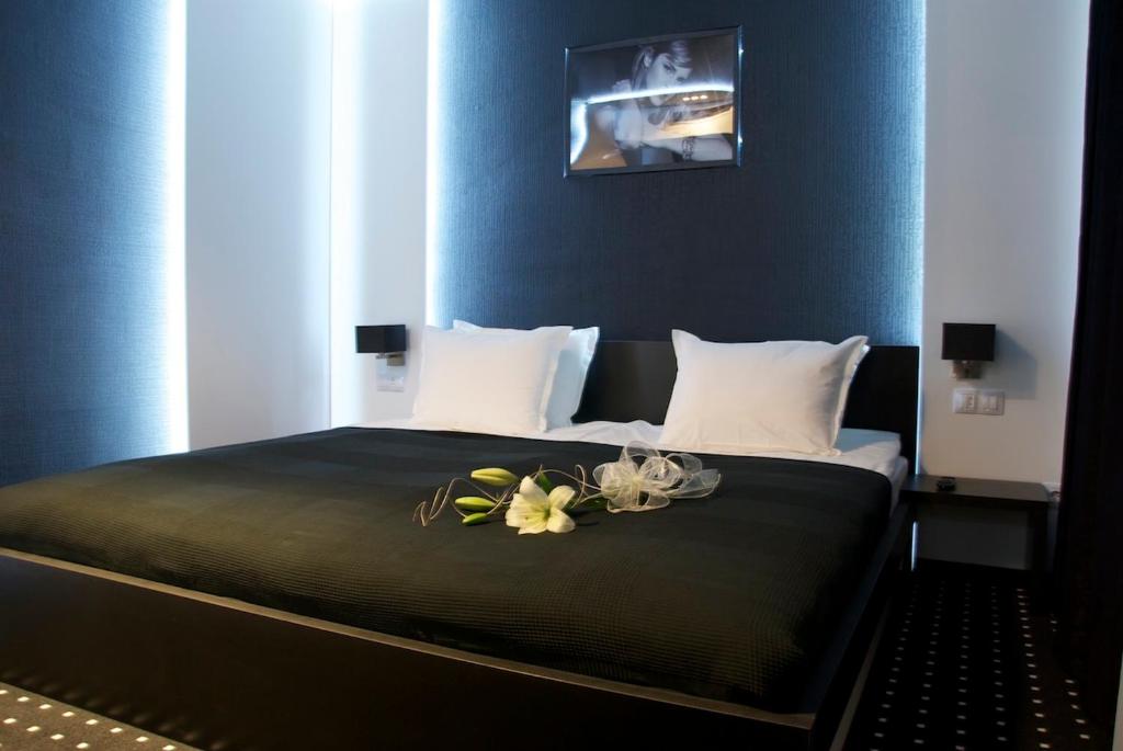 een slaapkamer met een bed met bloemen erop bij Hotel Fashion - Free Parking in Sofia