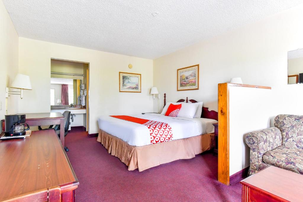Postel nebo postele na pokoji v ubytování OYO Hotel Tyler Lindale