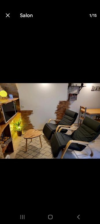 Cette chambre comprend plusieurs lits et une table. dans l'établissement Le petit bourguignon, à Dijon