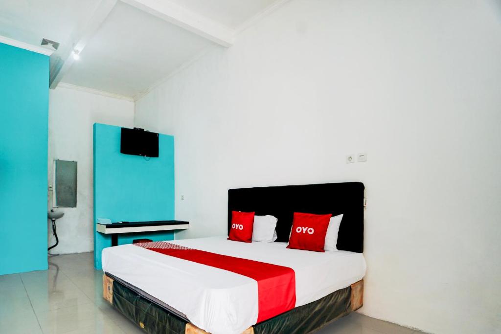 Postel nebo postele na pokoji v ubytování Hotel O Mojoanyar Near Terminal Bis Mojokerto