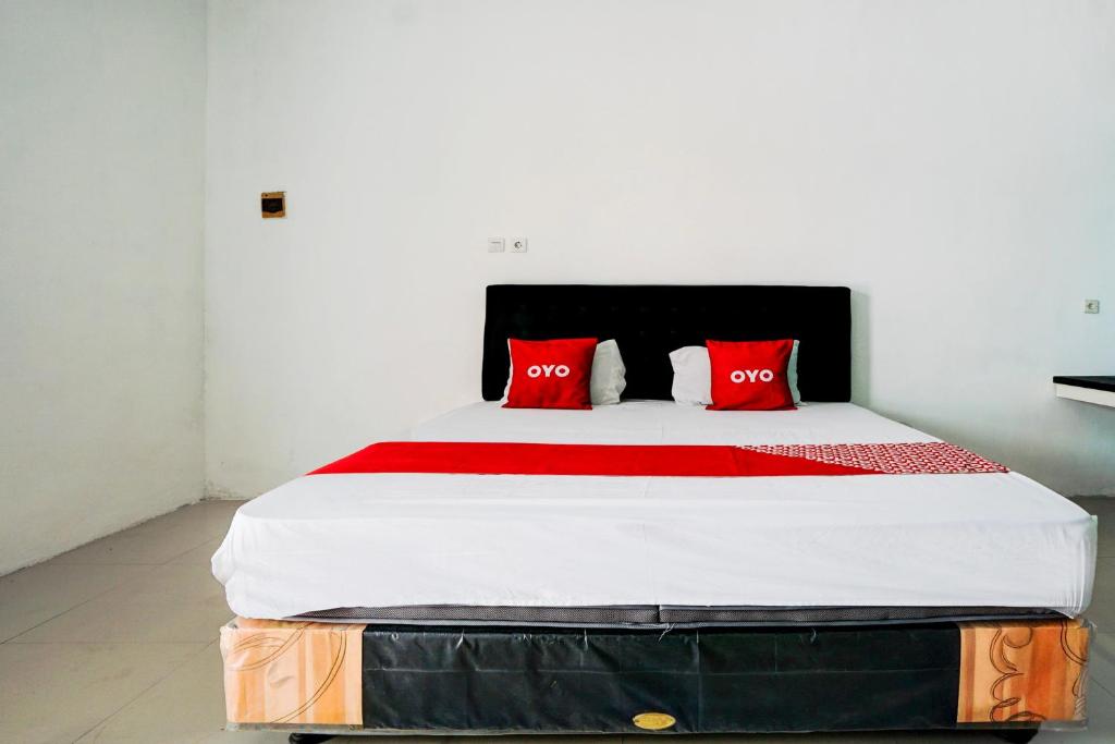 Postel nebo postele na pokoji v ubytování Hotel O Mojoanyar Near Terminal Bis Mojokerto