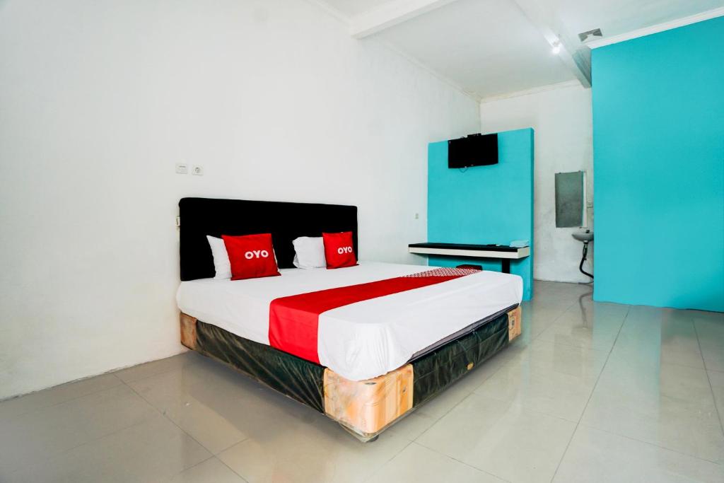 Postel nebo postele na pokoji v ubytování Hotel O Mojoanyar Near Terminal Bis Mojokerto