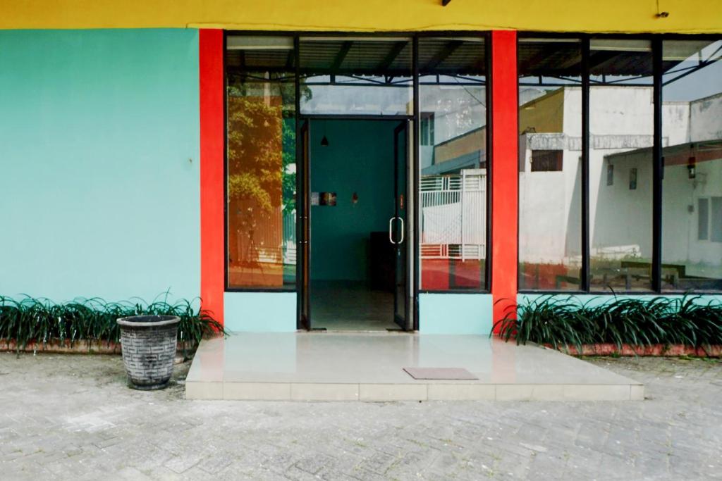 Exteriér nebo vchod ubytování Hotel O Mojoanyar Near Terminal Bis Mojokerto
