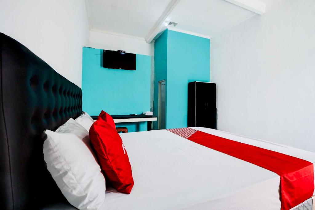 Postel nebo postele na pokoji v ubytování Hotel O Mojoanyar Near Terminal Bis Mojokerto