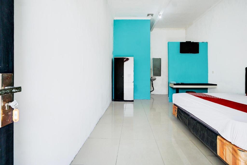 Postel nebo postele na pokoji v ubytování Hotel O Mojoanyar Near Terminal Bis Mojokerto