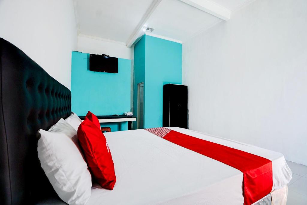 Postel nebo postele na pokoji v ubytování Hotel O Mojoanyar Near Terminal Bis Mojokerto