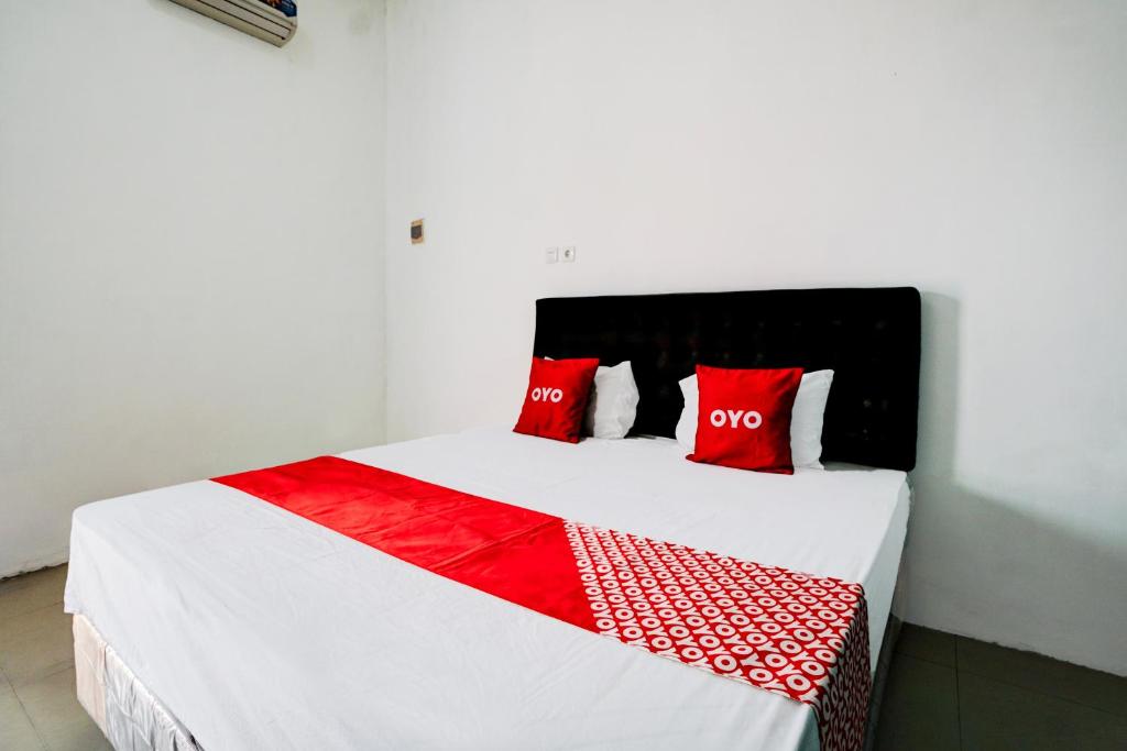 Postel nebo postele na pokoji v ubytování Hotel O Mojoanyar Near Terminal Bis Mojokerto