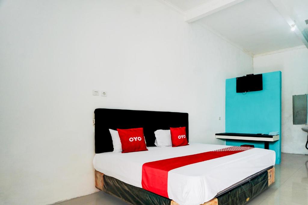 Postel nebo postele na pokoji v ubytování Hotel O Mojoanyar Near Terminal Bis Mojokerto