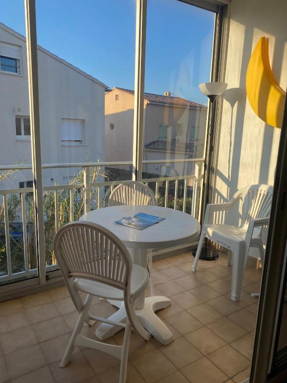 un balcon avec une table et des chaises sur un balcon dans l'établissement 3 rooms near the beaches, à Six-Fours-les-Plages