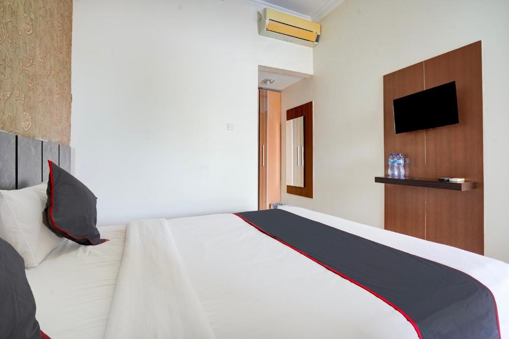 Postel nebo postele na pokoji v ubytování Hotel O Padang City Center Near Pantai Padang Formerly D'Dhave Hotel