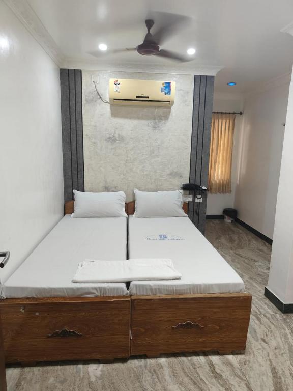 Postel nebo postele na pokoji v ubytování Balu Residency - A Business Class Hotel