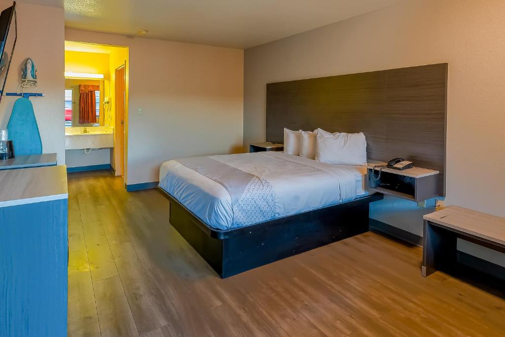 a hotel room with a bed and a desk at OYO Hotel Yoakum West in Yoakum