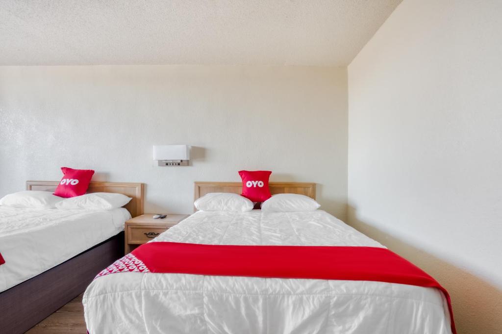 Postel nebo postele na pokoji v ubytování OYO Hotel Waco University Area I-35
