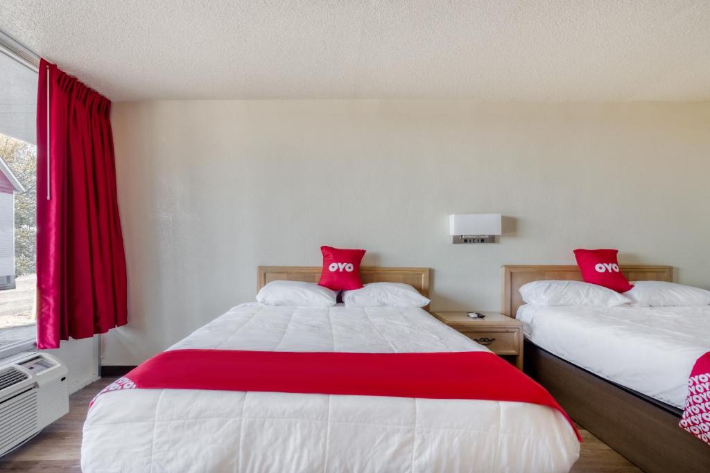 Postel nebo postele na pokoji v ubytování OYO Hotel Waco University Area I-35