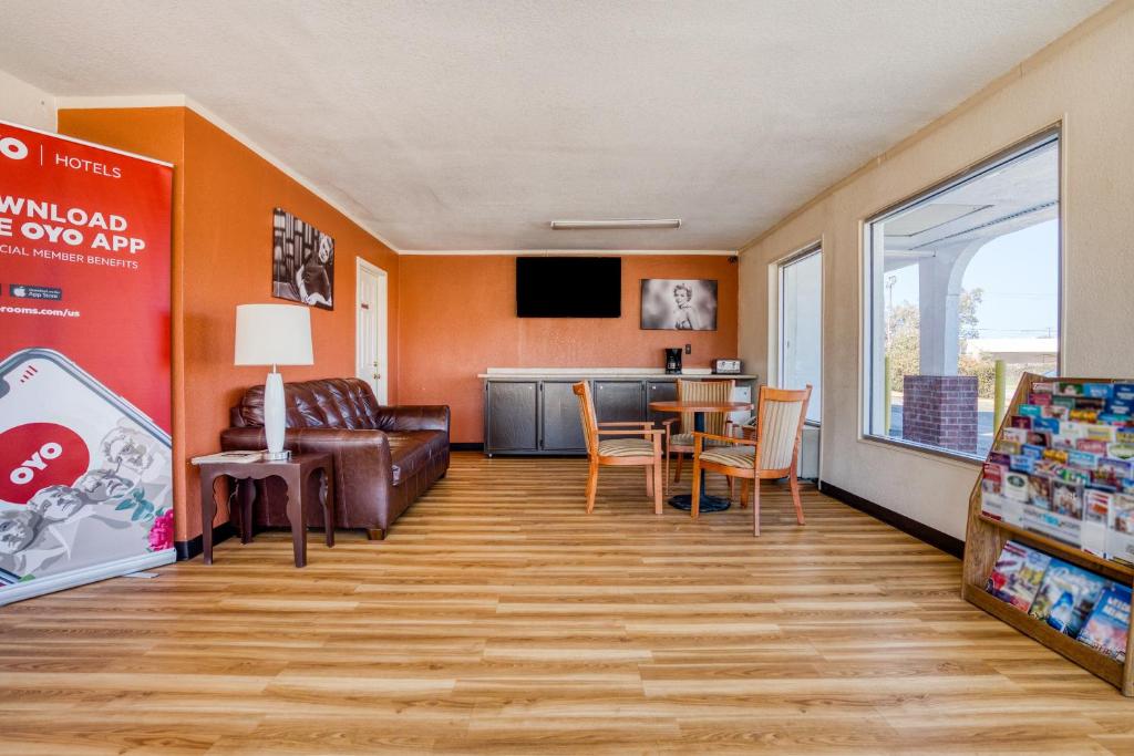 TV a/nebo společenská místnost v ubytování OYO Hotel Waco University Area I-35