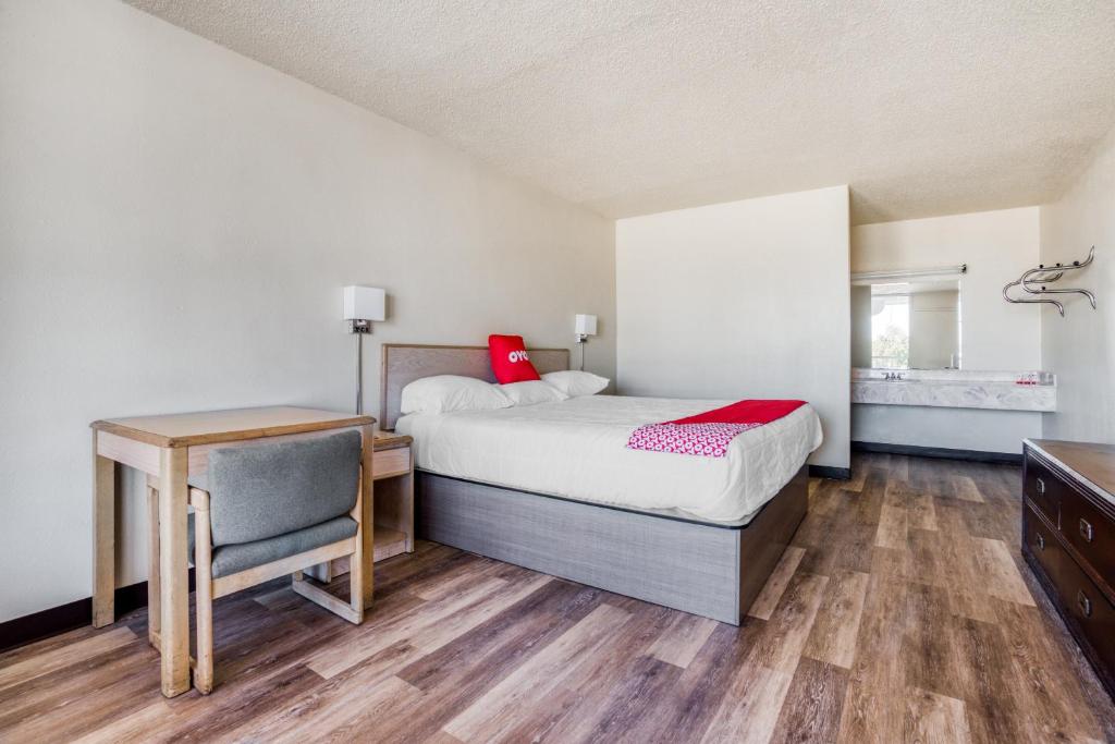 Postel nebo postele na pokoji v ubytování OYO Hotel Waco University Area I-35
