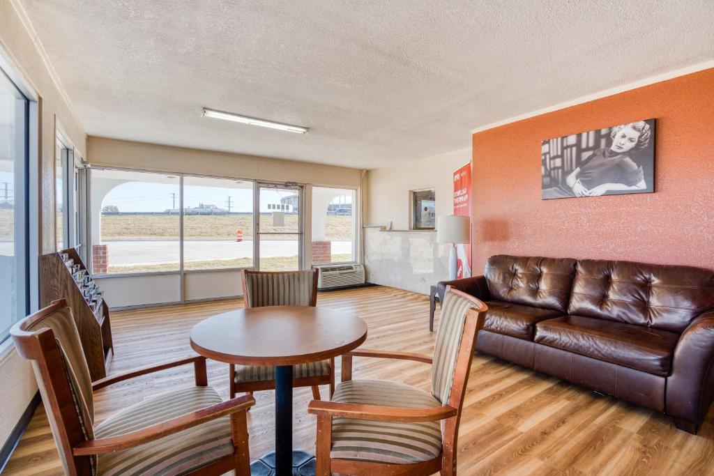 Posezení v ubytování OYO Hotel Waco University Area I-35