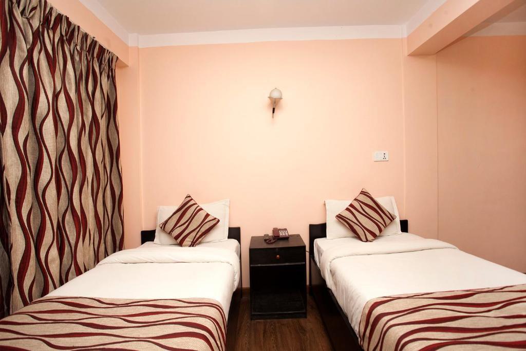 Postel nebo postele na pokoji v ubytování Kathmandu City Hotel