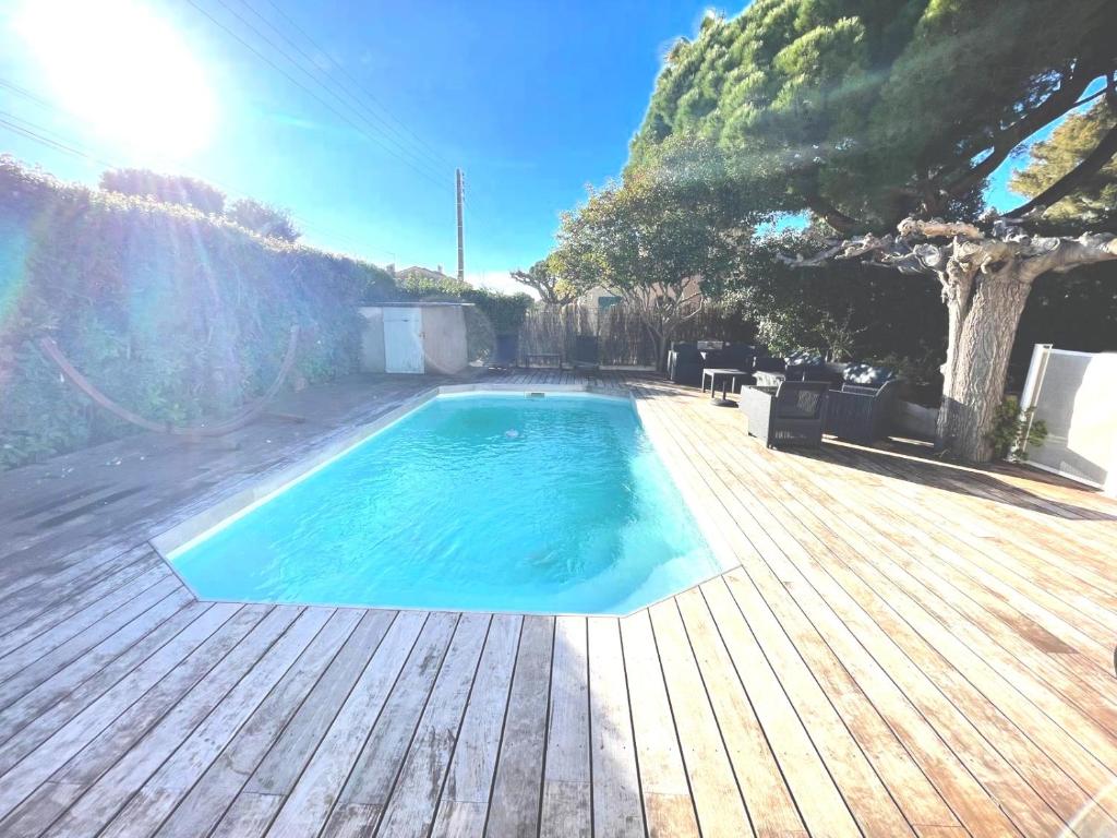 - une piscine sur une terrasse en bois dans l'établissement Villa à 800m de la plage du Brusc, à Six-Fours-les-Plages