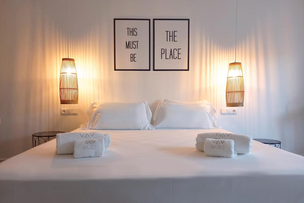 1 cama blanca grande con 2 almohadas encima en Hostal Boutique Bajío, en El Pozo de los Frailes
