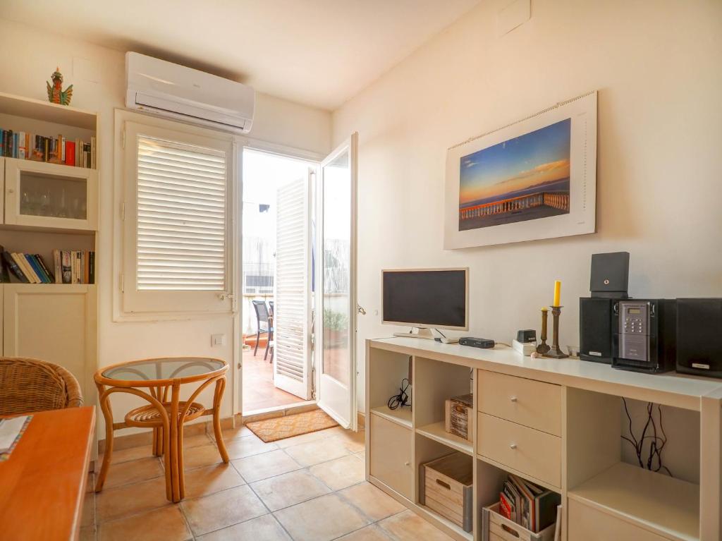 TV a/nebo společenská místnost v ubytování Gladiator Apartment by Hello Homes Sitges