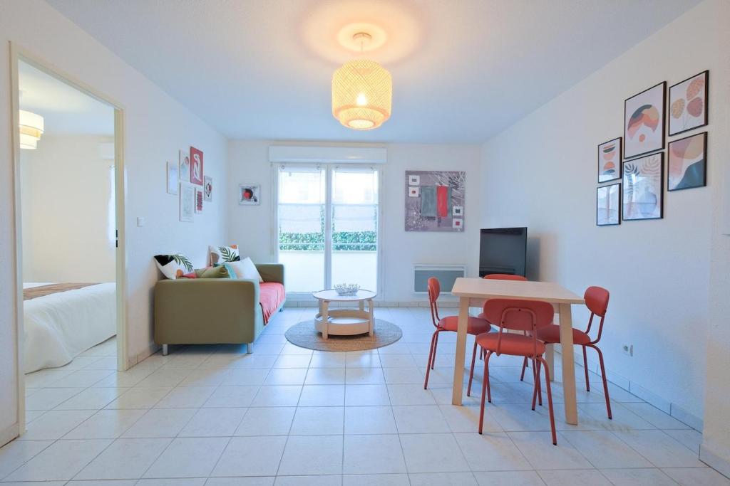 un salon avec une table et un canapé dans l'établissement Lit d'Isle, à Marsac-sur-lʼIsle