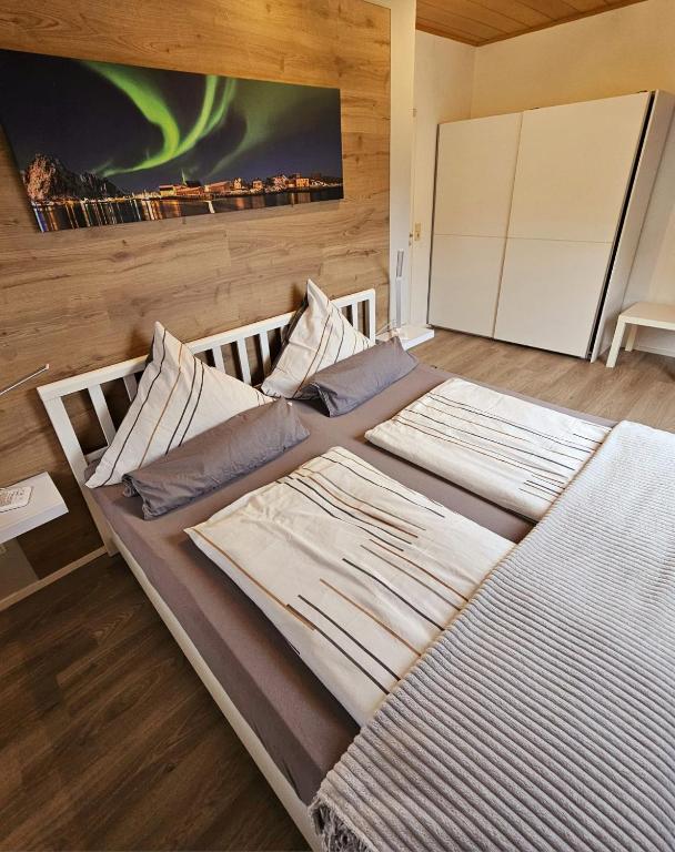 Postel nebo postele na pokoji v ubytování Am Lindenbaum, Ferienwohnung in Siebenbach am Nürburgring