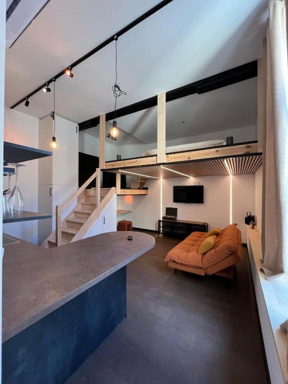 cocina abierta y sala de estar con altillo en Urban Les Chartriers, en Mons