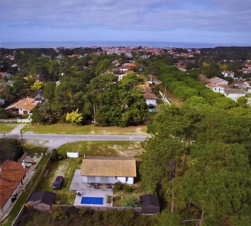 une vue aérienne sur une maison dans un quartier résidentiel dans l'établissement bee free, à Montalivet-les-Bains
