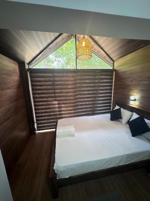 Postel nebo postele na pokoji v ubytování Singhagiri Haven Sigiriya