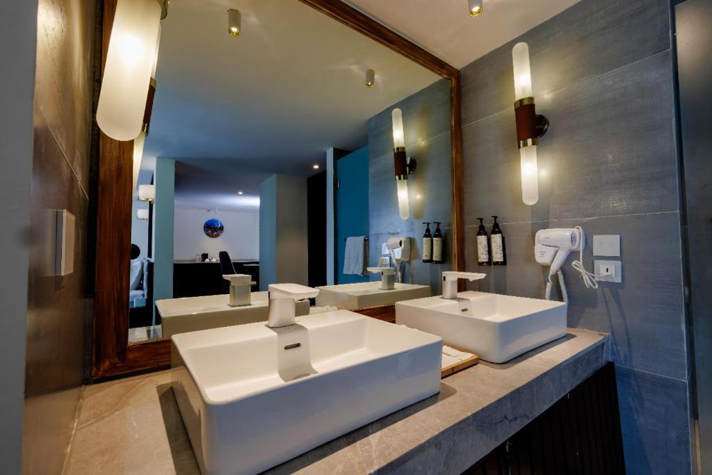 Bagno di Patan Square - 2 km from Patan Durbar Square