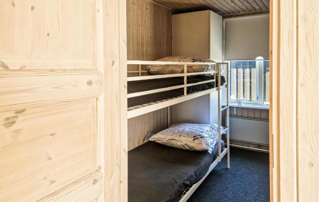 Postel nebo postele na pokoji v ubytování 3 Bedroom Cozy Home In Løkken