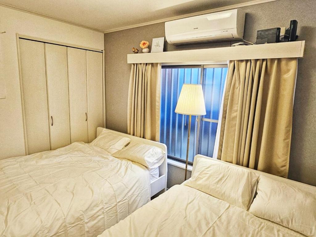 เตียงในห้องที่ Open 신주쿠2분#가부키초8분 #16평아파트#최대4명#편의점20초#부엌침실분리