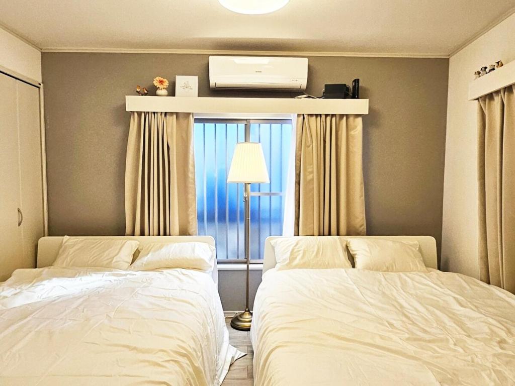 เตียงในห้องที่ Open 신주쿠2분#가부키초8분 #16평아파트#최대4명#편의점20초#부엌침실분리