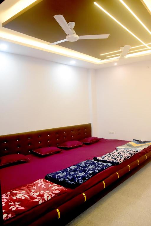 a large bed in a room with a ceiling at Devansh Homestay in Ujjain