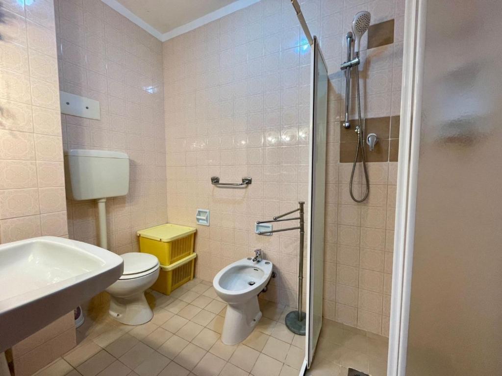 łazienka z toaletą, umywalką i prysznicem w obiekcie Your relaxing seaside getaway w mieście Porto Santa Margherita di Caorle