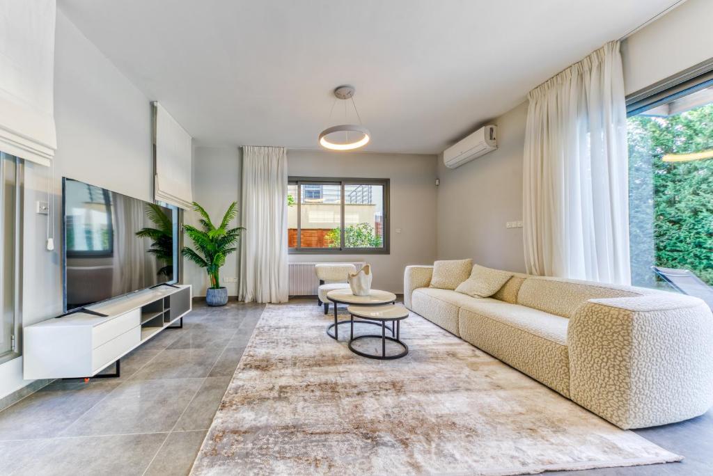 3-bedroom luxury villa by the beach Coralli C10
