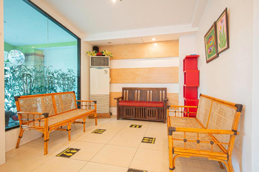 Posezení v ubytování OYO 210 Apple Tree Suites