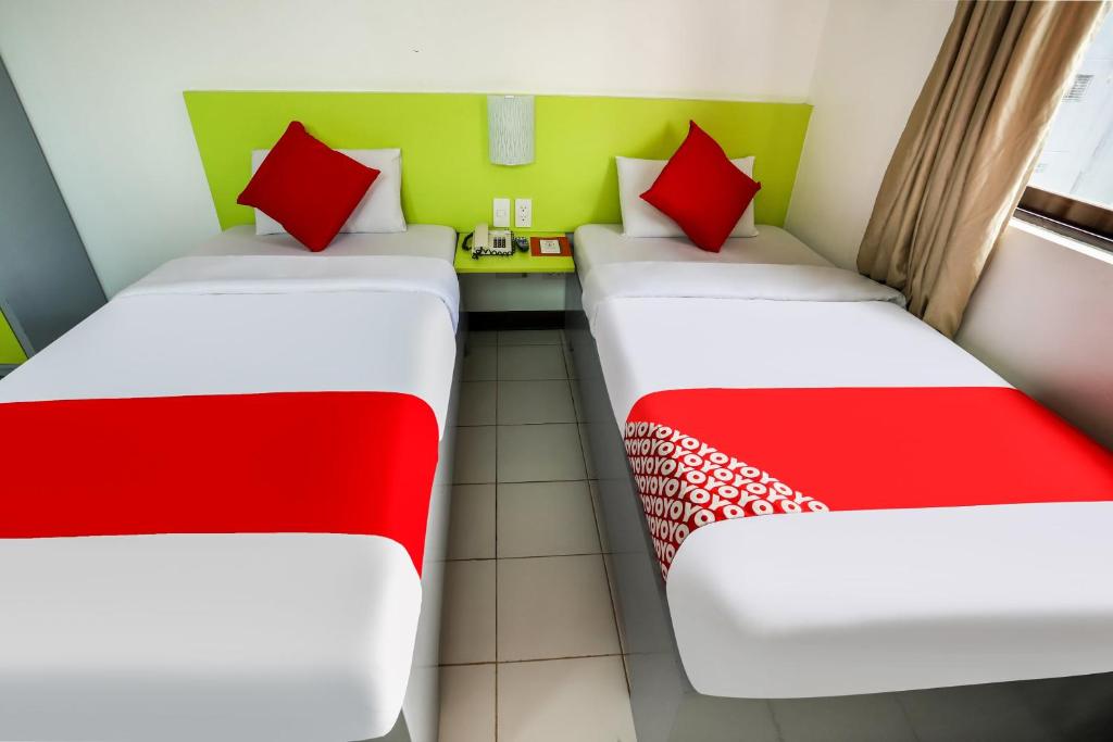 Postel nebo postele na pokoji v ubytování OYO 210 Apple Tree Suites