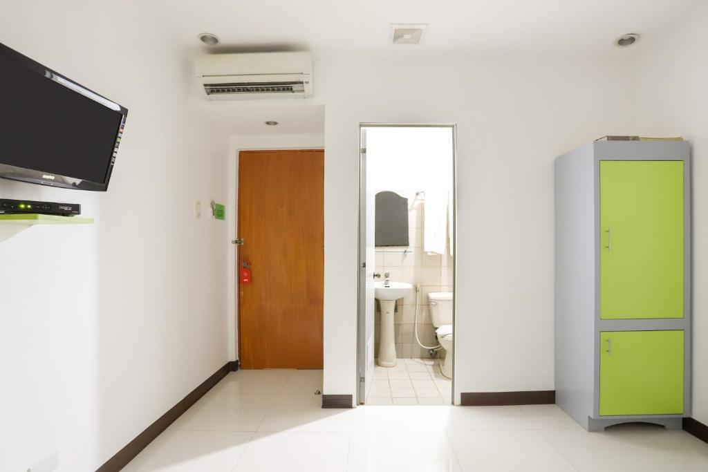 TV a/nebo společenská místnost v ubytování OYO 210 Apple Tree Suites